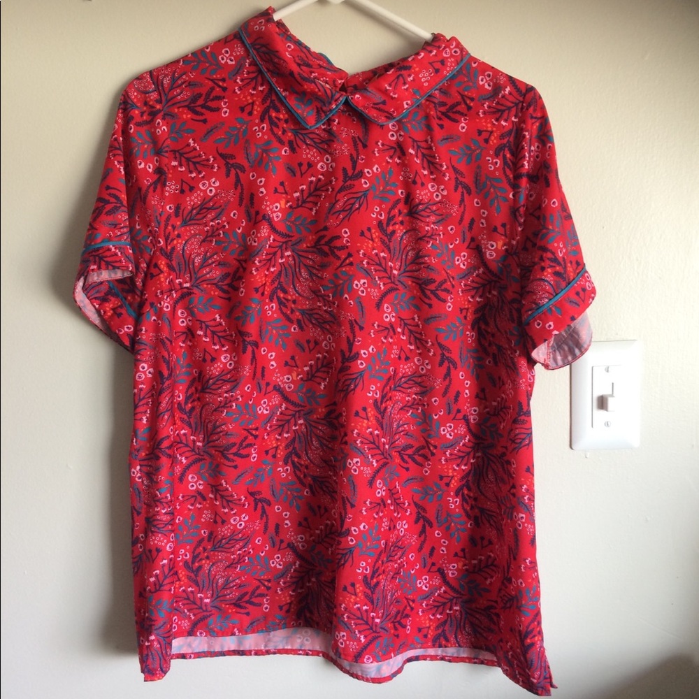 Red peter pan collared silt top